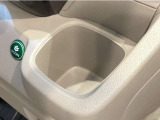 【ドリンクホルダー】ハンドルの右側にはドリンクホルダーが付いています。ちょうど手の届く所にありますので、とっても便利です♪