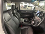 運転席の画像です。足元やシートまわりに余裕があり、リラックスした姿勢で運転が可能です。視界も良好で操作系へのアクセスもしやすく、快適で安心感のあるドライブをサポートします。