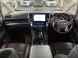 運転席の画像です。足元やシートまわりに余裕があり、リラックスした姿勢で運転が可能です。視界も良好で操作系へのアクセスもしやすく、快適で安心感のあるドライブをサポートします。