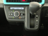 オートエアコンで暑い夏も寒い冬も快適な車内で運転出来ます。