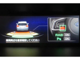 リバースにシフトすると、リヤバンパーについている障害物センサーの情報がマルチファンクションディスプレイに表示されます。