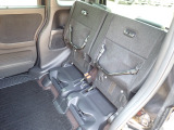 ◆チップアップ&ダイブダウン機構付【ULTR SEAT】は後席座面を左右分割で跳ね上げることができます。トランクで積載できない背の高い荷物をラクラク収納できます。ホンダ車ならではの人気装備です。