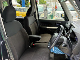 【フロントシート】インパネにシフトが付いているので足元広々!運転席から助手席の移動も楽々♪どちらからでも乗り降り出来るので、狭い場所の乗り降りも楽ちんですよ♪
