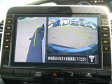 サイドブラインドモニター!!狭い道でのすれ違いで助手席側前方などの死角を減らし、壁などへの接触防止をサポートします。