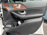 納車前整備は、検査ライン等の施設が充実した当店3階の指定工場で入念に行います。メルセデス・ベンツの定める厳しい基準をクリアしたお車のみをご案内させて頂きます。