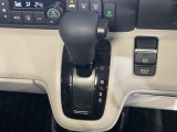 自然に手が届く距離に配置されたシフトレバー。
