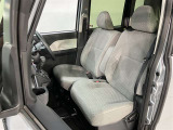 助手席側から見た車内の画像です。使い勝手の良い装備が整う上質な空間が広がっています。シートも快適で乗る人に安心感を与えます。