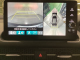 マルチビューカメラシステム搭載車です。お車の周囲を全方位でカバーします。後方・前方・両脇と、コンディションが悪い視界でもカラーモニターに映し出した映像がドライバーをサポートします。