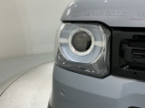 LEDヘッドライトは、点灯の瞬間から最大光量を発揮し、突然暗くなるトンネルなどでの安定感を高めます。