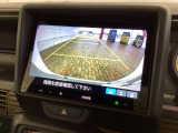 リバースギアに入れるだけで後方の表示へ切り替わります。夜間や雨の日の駐車も楽になりますよ。