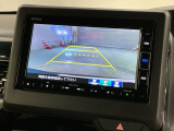 リバースギアに入れるだけで後方の表示へ切り替わります。夜間や雨の日の駐車も楽になりますよ。