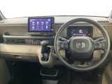 車内は光触媒抗菌消臭施工済です。スタイリッシュなデザインで暖かみのあるインパネ周りを演出します。グローブボックスやカップホルダーのほかにトレーなどたくさんの収納スペースが装備されています。