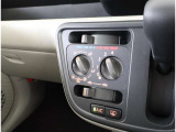 左右独立温度コントロールフルオートエアコンです。運転席、助手席それぞれで独立して温度設定ができます。冷え性の方が乗っても安心ですね♪