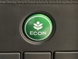 ECON モードをON にするとアクセルペダルの動きに対するエンジンの反応とエアコンの制御を切り換えることで、燃費のいい運転をするドライバーがペダルを踏んだ時と同じようにエンジンを制御します。