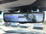 【スマートリヤビューミラー】後席の大きな荷物や同乗者で後方が確認しづらい時でも安心!カメラが撮影した車両後方の映像をルームミラー内に表示。クリアな視界で状況の確認が可能です!