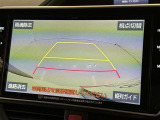 後方の見える安心をお届けするバックガイドモニター付:バックするときのアシストラインもあって楽々バック!車庫入れや縦列駐車をサポートし、苦手な駐車も安心です!今やもう手放せない装備ですネ♪