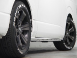 【H30年ハイエースバン/ガソリン/2WD】嬉しい小窓にベッドキッド装着♪【全国納車可能】