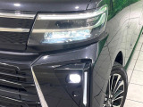 【LEDヘッドライト】悪天候や夜間走行時も良好な視界を確保し安心して運転できる高輝度LEDヘッドライトを装備!点灯速度が早く、消費電力も抑えられています。