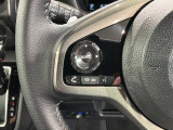ステアリングにオーディオ操作スイッチが付いています。オーディオ画面に直接タッチしなくても操作が出来ますので、運転に集中できます。