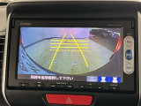 【バックカメラ】運転が苦手な方も車庫入れラクラクです!ギアをリバースに入れれば自動的に切り換わりますので、面倒な操作は不要です♪狭い駐車場もお車を傷つけず安心ですね!