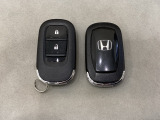 スマートキーを装備しています。鍵を差し込むことなくドアロックの開け閉めと、スタートボタン操作でのエンジンスタートができます。スペアキーも同じものを用意しております。