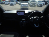 大きなフロントガラスで広々とした視界の運転席まわりです。