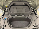 ボンネットを開けると、小物入れになっております。電気自動車ならではの機能です。