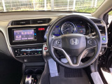 高効率なエンジンをモーターがアシストして走行中の燃費消費を抑えるハイブリッド。停車中もアイドリングストップにより燃費消費と排出ガスをなくします。