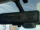 インテリジェントルームミラーが付いております。バックドアについてますカメラと連動して、後方の映像がルームミラーに映ります。