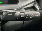 【オートライト】車のセンサーが周囲の明るさを感知し、自動でヘッドライトを点灯・消灯する機能です。この機能は夕暮れ時の交通事故が多い時間帯の安全性を高めてくれます。