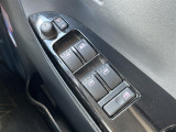 【パワーウインドウ】運転席のスイッチで、各席の窓ガラスの開閉ができます。あると便利ですよね。
