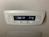 ルーフ中央にエアコン操作パネルがついていますので、2列目・3列目にお乗りの方も快適に過ごせます。