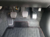 MT車になりますのでクラッチがあります