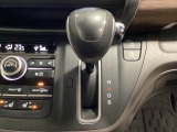 CVT車のセレクトレバーです。低速から高速まで、変速ショックのないスムーズな走りを実現するとともに、エンジン効率のよい領域を維持することで燃費にも貢献します。