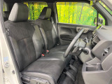 運転席シート廻りは使用感も少なく、良好な状態となっています。前オーナー様が丁寧に使っていたことがよくわかりますね。