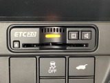 ハンドルの右側にETC2.0がついています。高速道路の料金所の通過も楽々です!。 カードの取り出しもしやすい場所についています。