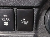 車両が前方の障害物や車両を感知するためにカメラやレーダーを利用し、衝突の危険がある場合にはドライバーに警告を出したり、自動的にブレーキを作動させる機能を備えています