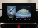 パノラミックビューモニター。車両を上から見たような映像を表示。運転席から目視しにくい車両周囲の状況をリアルタイムで確認できます。
