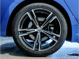 【BMWアロイホイル】軽量かつ強度に拘ったアロイホイル。走行性能ポテンシャルを引き出す設計。車の足元を引き締めてくれる大きなポイントはアロイホイルです。