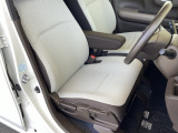 フロントベンチシートです。運転席側のドアが開けにくい狭い場所でも、助手席側へ移動してスムーズに降りられます。
