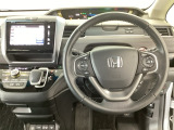 【ハンドル】運転にかかわる様々な操作を安全に行えるように視点移動が少なく操作性に配慮されたスイッチ類が凝縮されたコックピットです。