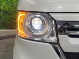 【LEDヘッドライト】悪天候や夜間走行時も良好な視界を確保し安心して運転できる高輝度LEDヘッドライトを装備!点灯速度が早く、消費電力も抑えられています。