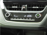 オートエアコンを装備しておりますので、四季を通じて車内を快適な温度に保つことが出来ます!高級感が有りますね!
