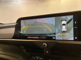 【パノラミックビュー&バックビュー】駐車時の安全確認をする為に車両上方からの映像と後方カメラからのを同時に表示しバックガイドも付いているのでバックの苦手な方でも安心して運転出来ますよ。