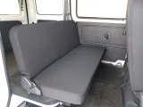 必要に応じて2名乗車可能な後席シートも備えております!使用しないときは格納すれば荷室空間としてお使いいただけます!