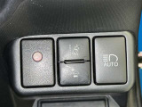 オートマチックハイビームとは、先行車や対向車のライトを認識し、ハイビームとロービームを自動で切り替える機能です。夜道の視界を確保します。詳細は販売店スタッフまでおたずねください。