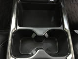 運転席からも助手席からも使いやすい位置にドリンクホルダーと小物入れを配置しています。