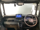 フロントガラスが大きく、ワイドな視界で運転もしやすくなるように設定されています。