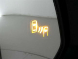 隣車線を走る車両をレーダーで検知し、ドアミラーでは確認しにくい後側方エリアに存在する車両に加え、急接近してくる車両も検知します。車両を検知するとドアミラーに搭載されたLEDインジケーターが点灯します。