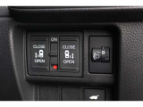 リヤドアは両側パワースライドドアで、開閉には運転席のスイッチ、またはスライドドアのドアハンドルを少し引くだけで自動開閉します。